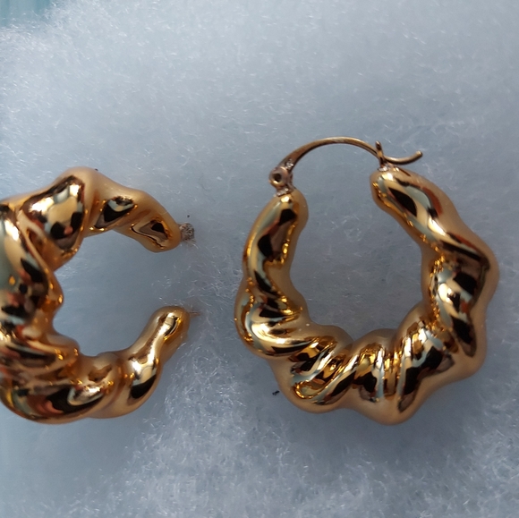 24k Gold Plated Light Hoop Earrings - Picture 9 of 10